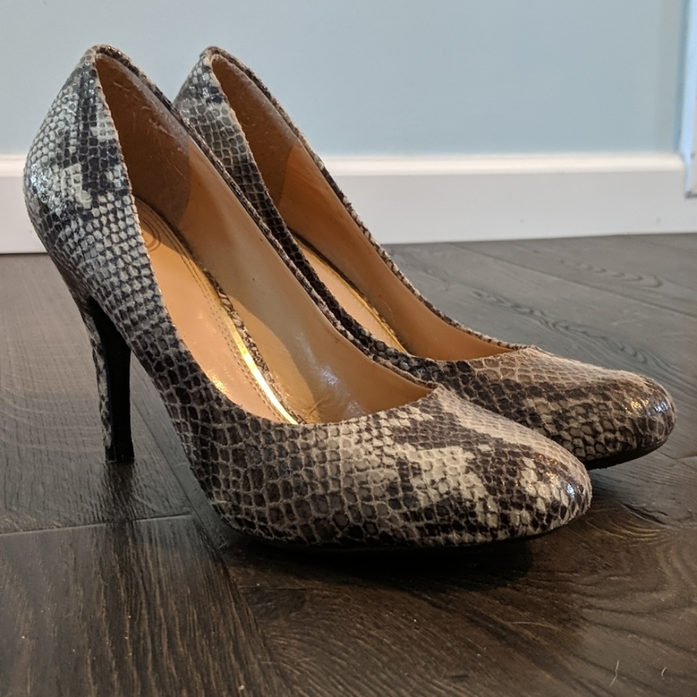 js snakeskin pumps